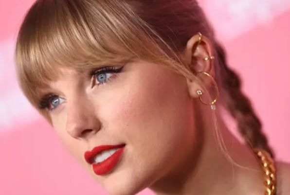 Taylor Swift eye color and hair color