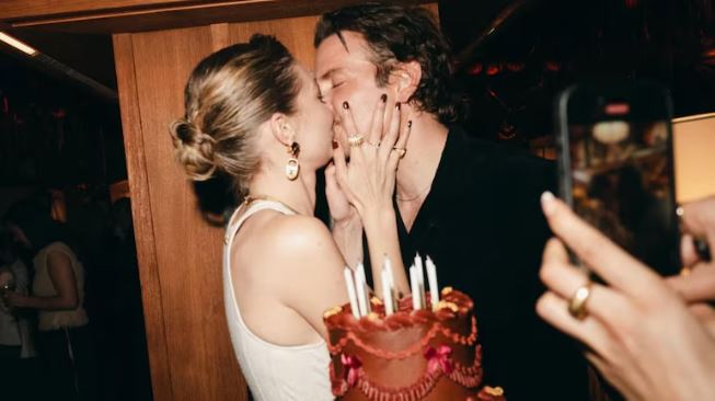 Gigi Hadid Kiss Bradley Cooper, Shared Photos on Instagram, Making relationship official