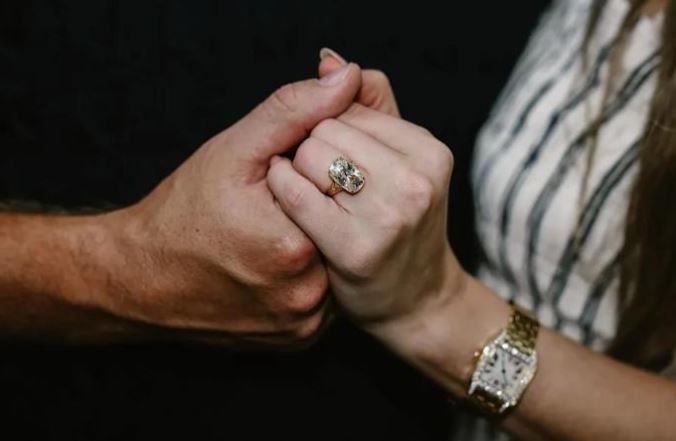 Taylor Swift Engaged to Travis Kelce- ring details